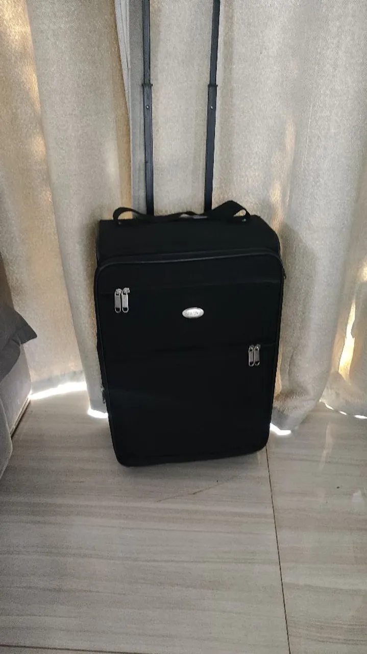 Mala de Viagem Preta com Rodinhas