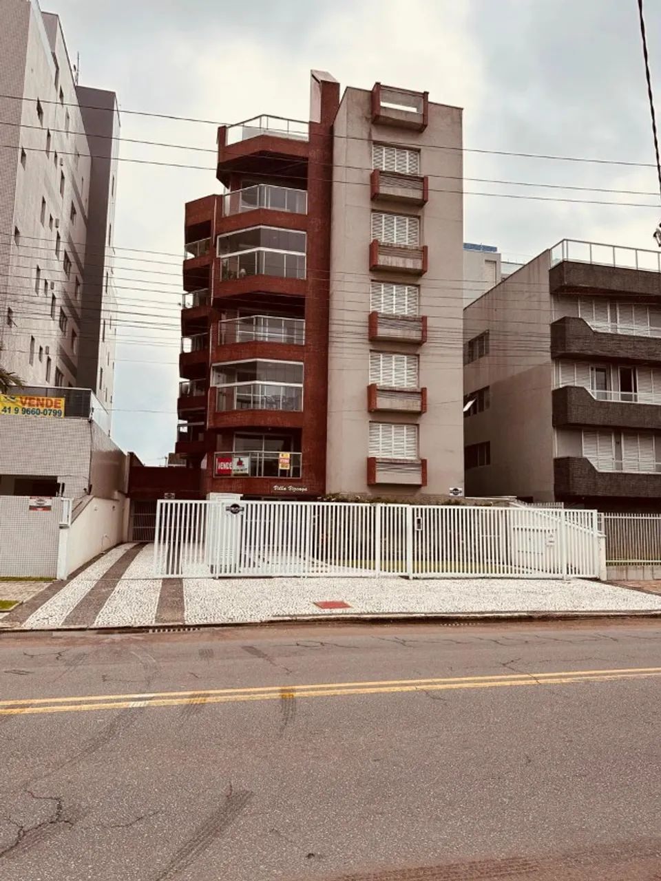 Apartamento Localizado a apenas uma quadra da Praia Central de Guaratuba.