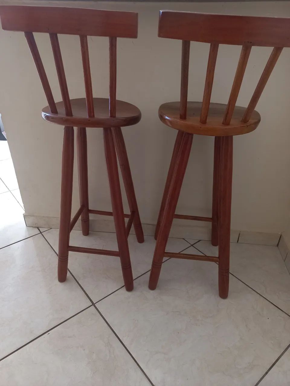 Conjunto de 2 Banquetas de Madeira EM EXCELENTE ESTADO DE CONSERVAÇÃO (NOVÍSSIMO). - Foto 4