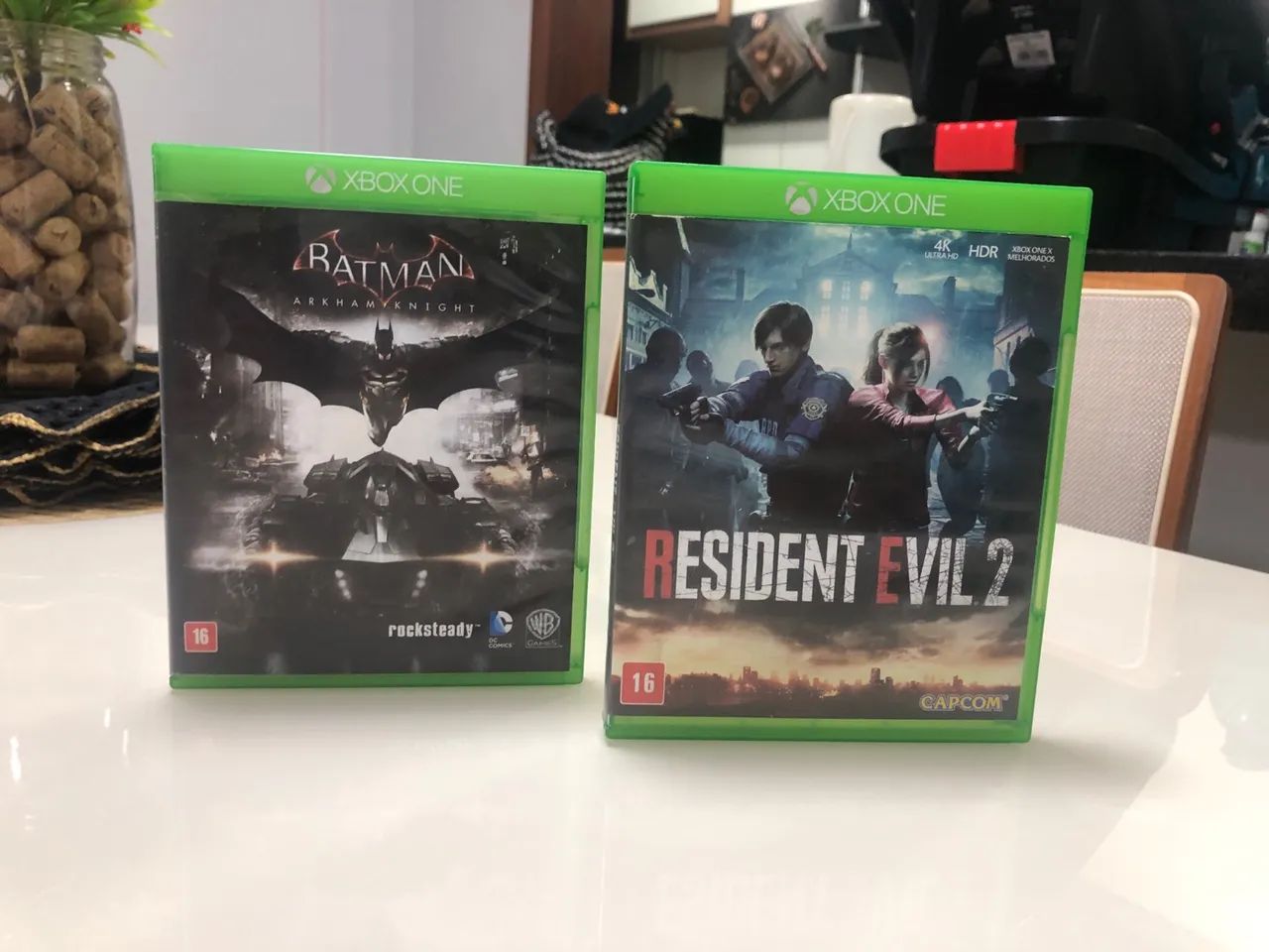 Combo Batman Arkham Knight e Resident Evil 2 Remake - Xbox One/Series.