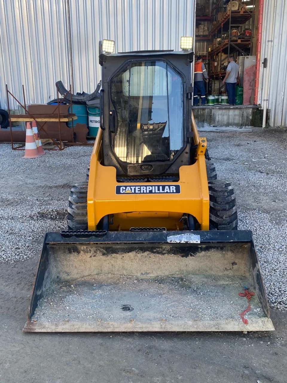 Mini Carregadeira Caterpillar