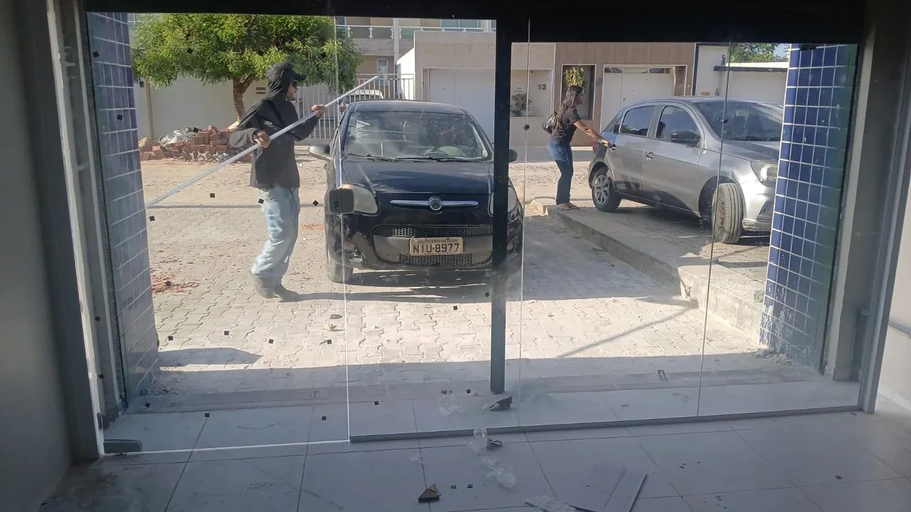 Fachada e Porta de Vidro temperado 8mm ( 3,50 X 2,50) - Linda e Super Nova - Foto 2