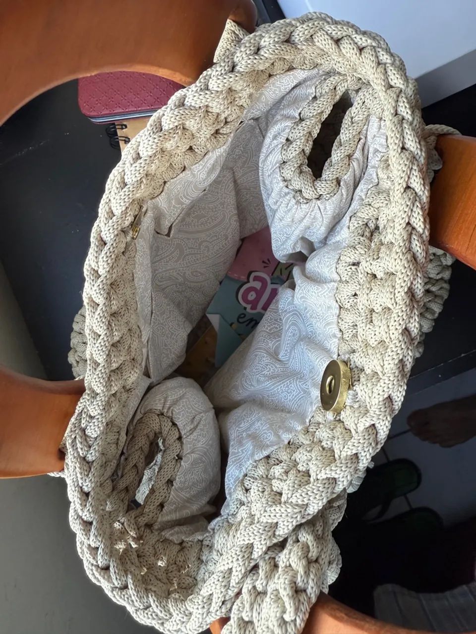 Bolsa de Mão Artesanal com Detalhes em Madeira - Foto 2