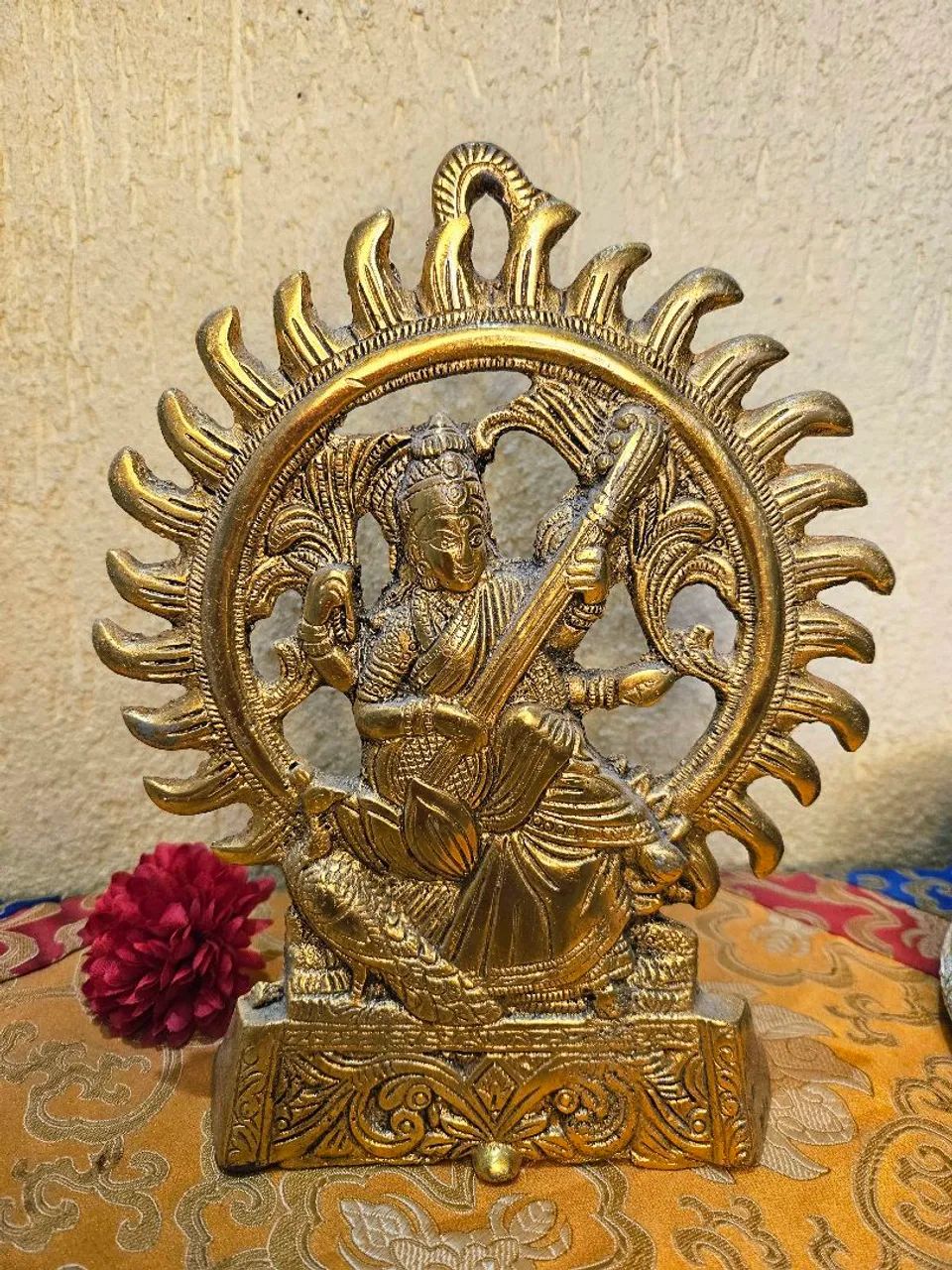 Saraswati de parede, mesa
