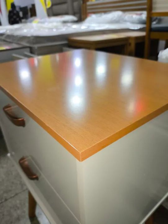 Mesa Cabeceira Janus 2 Gavetas - Branco com Pés de Madeira - Foto 4