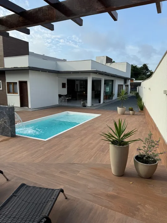 Casa moderna com piscina