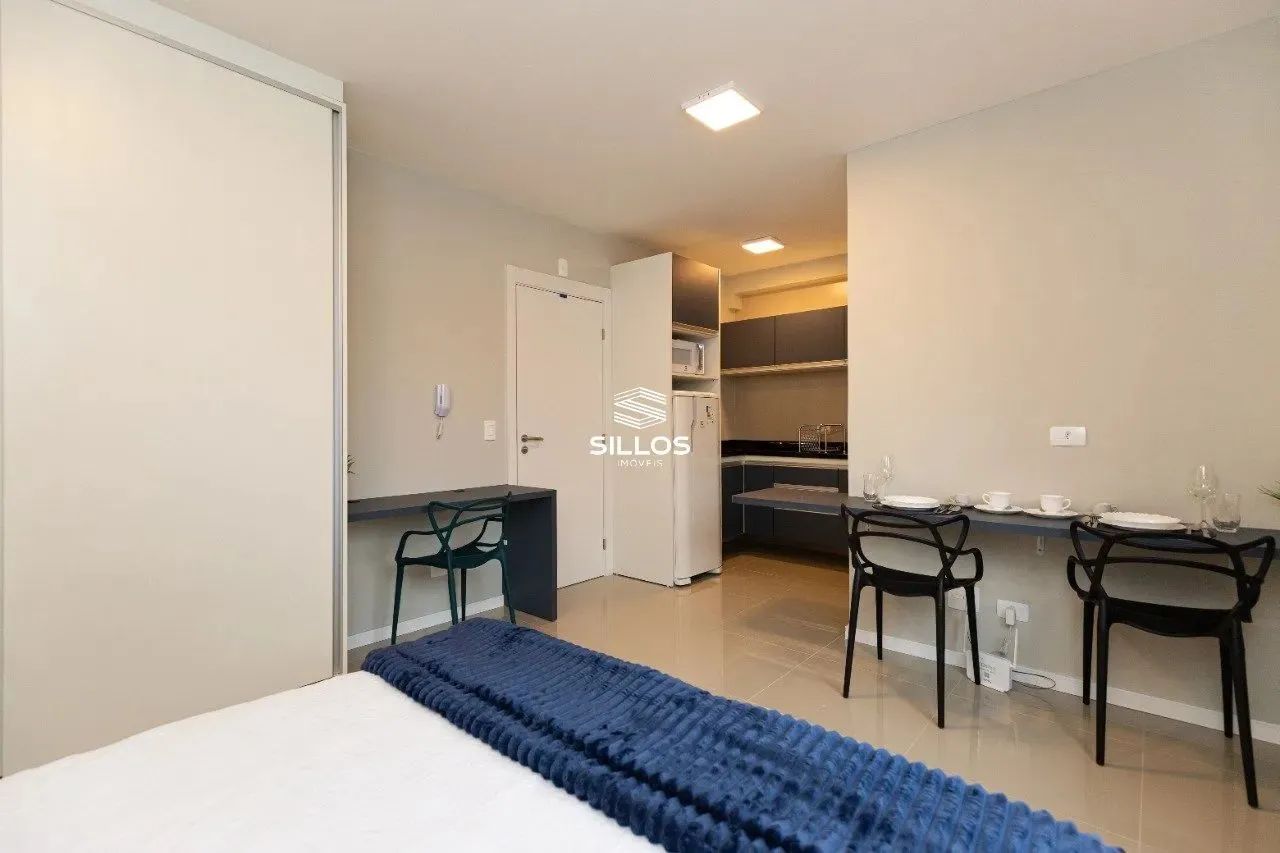 Studio mobiliado com 1 suíte para alugar no Centro de Curitiba