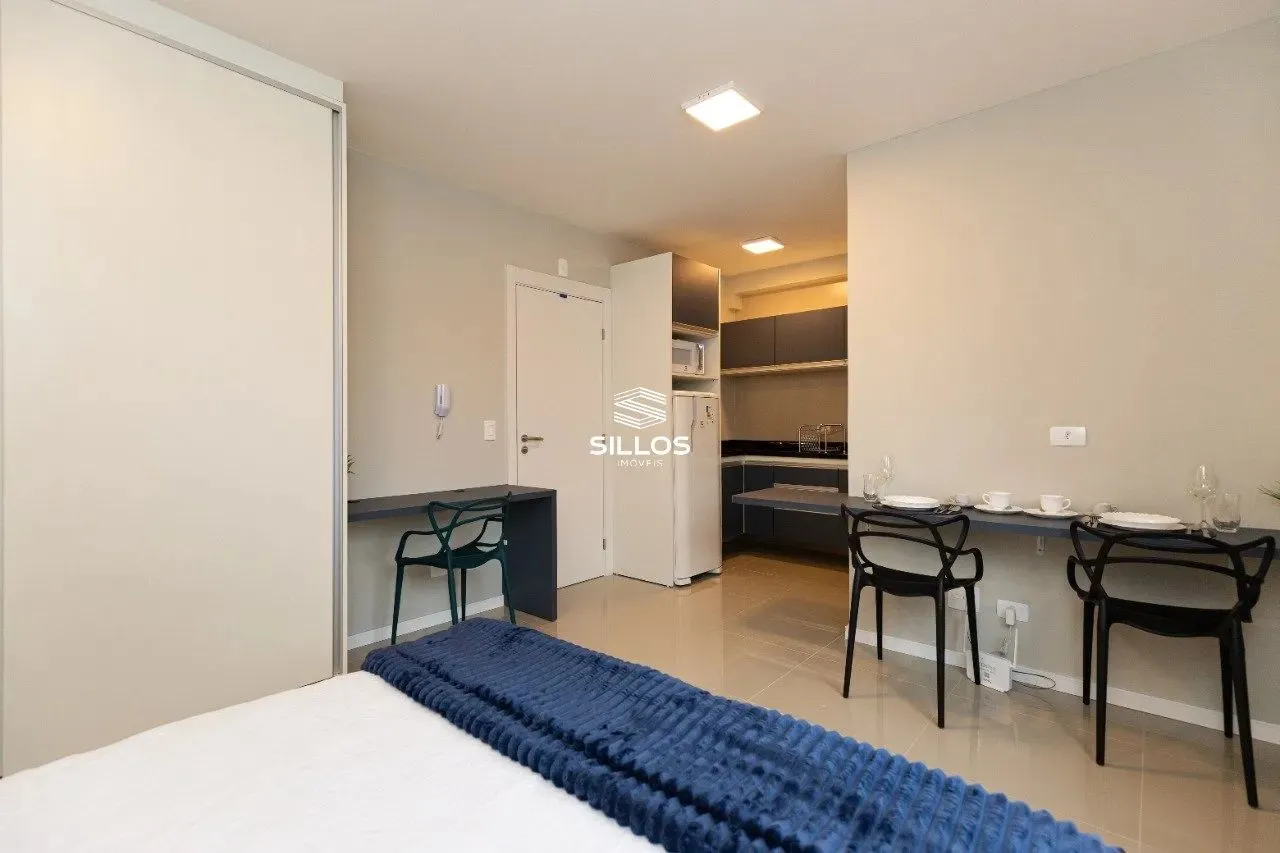 Studio mobiliado com 1 suíte para alugar no Centro de Curitiba