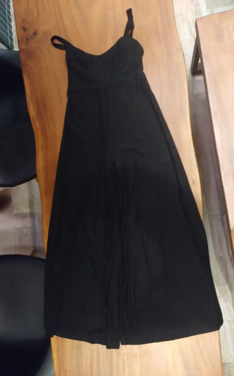Macacão preto tipo pantalonga com alças e pouco brilho - Foto 2