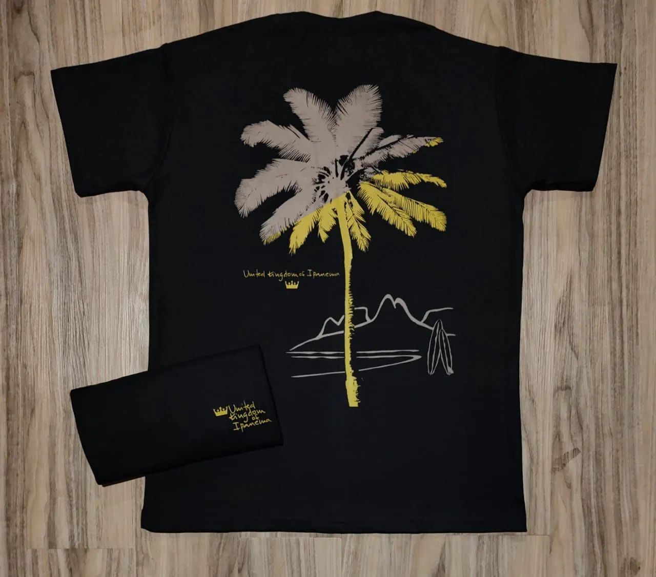 Camiseta Preta com Estampa de Palmeira