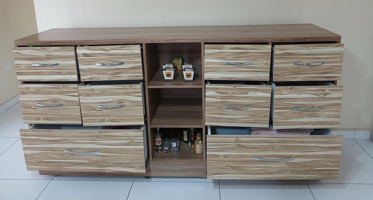 Aparador/Gaveteiro Amadeirado com Design Funcional