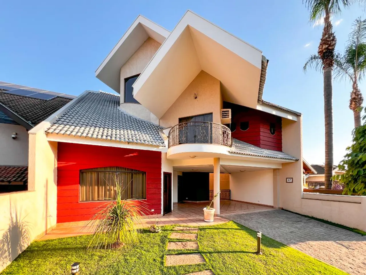 Sobrado à venda em Maringá, Zona 08, com 4 suítes, com 432 m², Residencial Delta Ville II