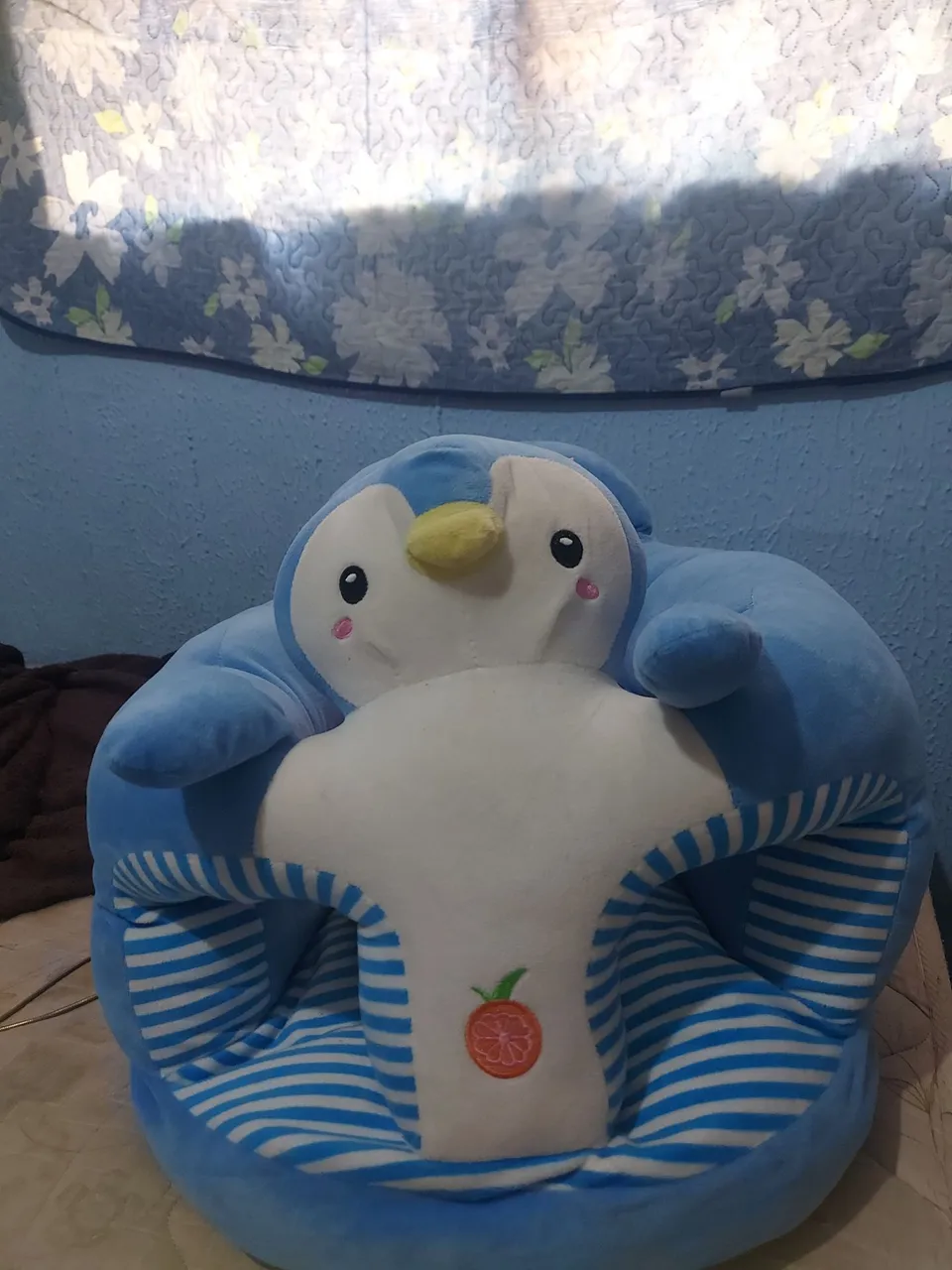 Cadeira de descanso infantil de pinguim