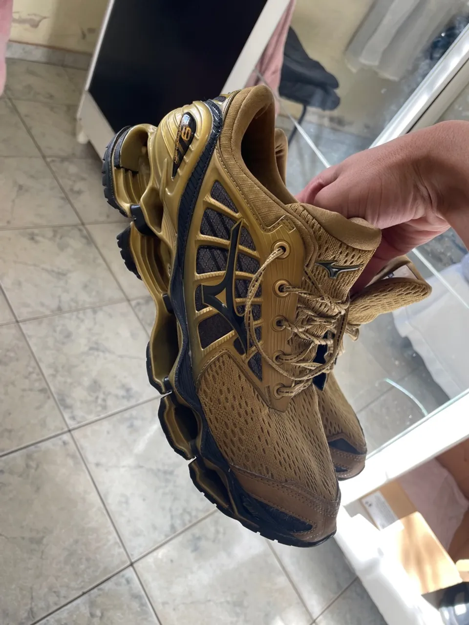 Tênis Mizuno Wave Prophecy X Dourado