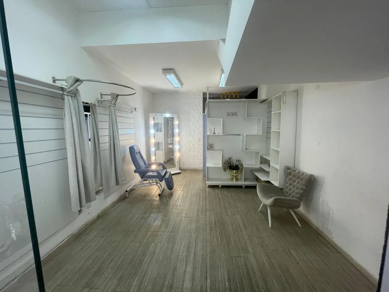 Sala comercial para alugar no Setor Bueno no fundo de uma clínica de estética