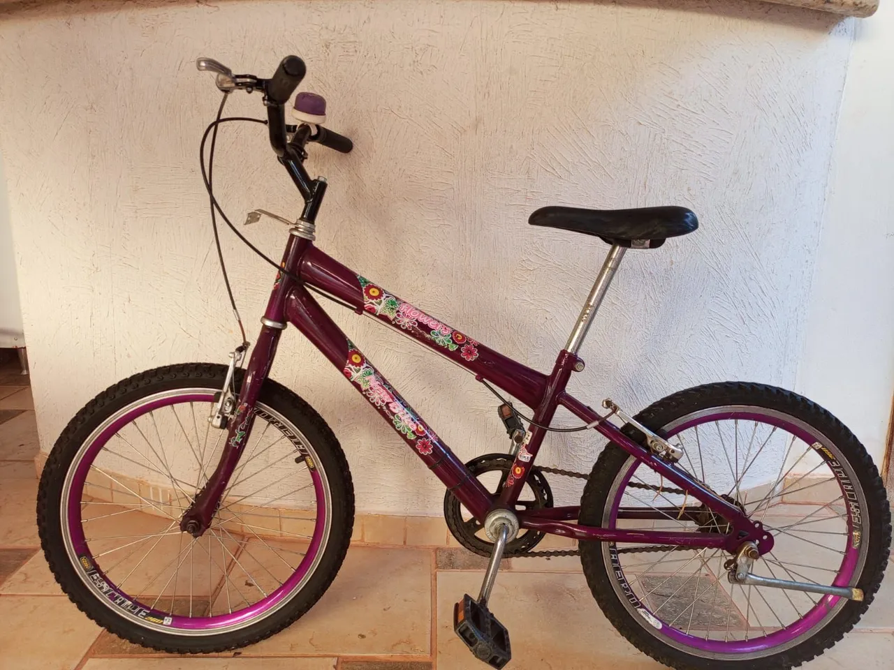 Bicicleta Aro 20 Roxa com Detalhes Florais
