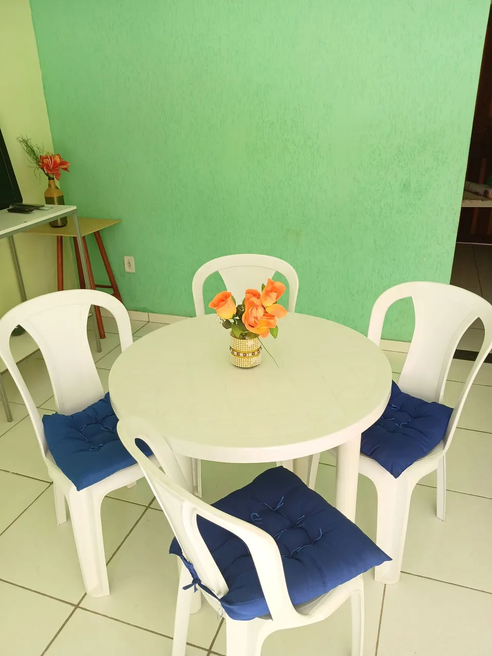 Mesa plástica Branca com 4 Cadeiras e almofadas de assento