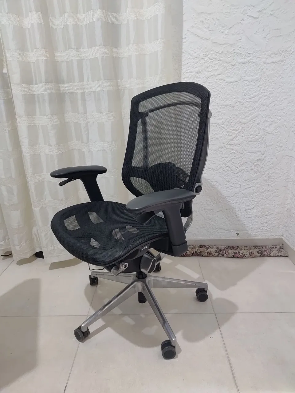 Cadeira de Escritório com assento e encosto em tela e estrutura em alumjnio anodizado
