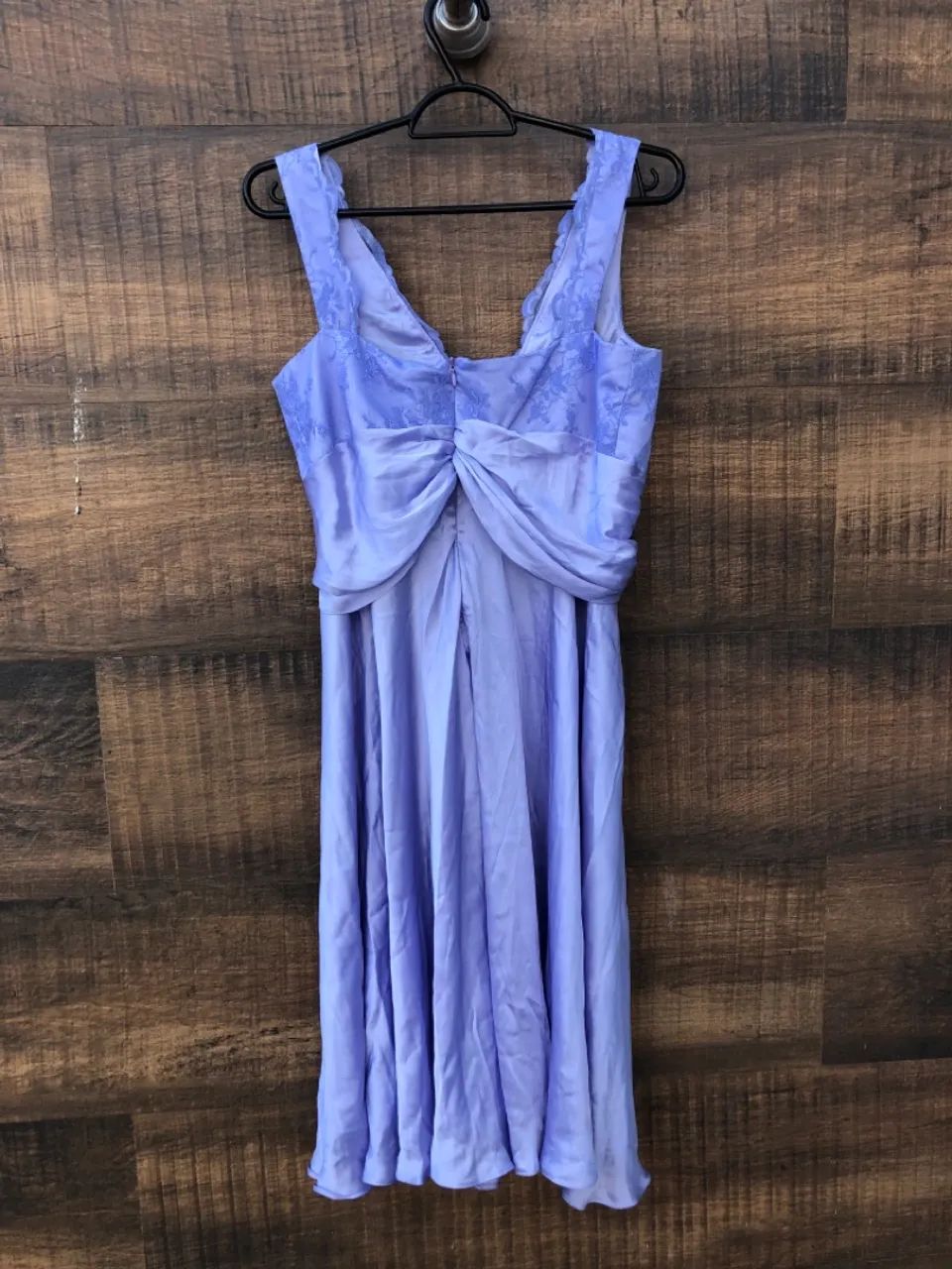 Vestido Lilás Elegante com Detalhes em Renda - Foto 2