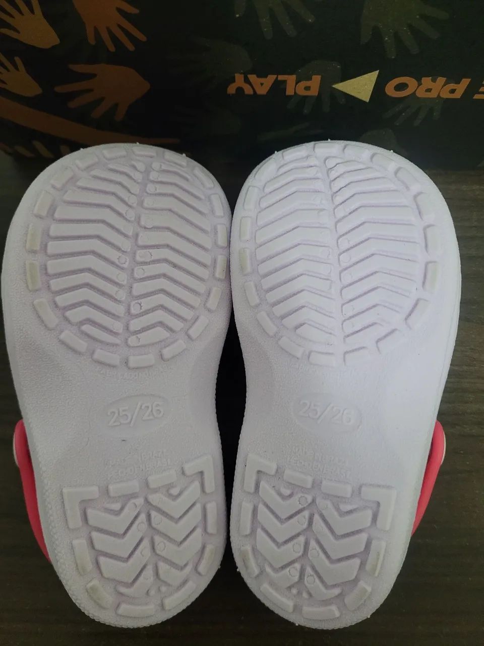 Sandálias Crocs infantis com aplique do Stitch - Foto 3