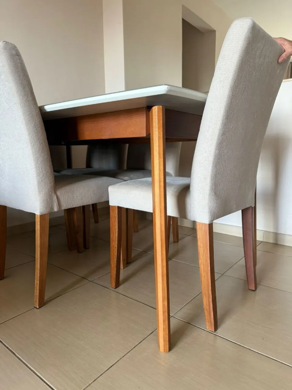 Mesa de Jantar com Cadeiras Elegantes