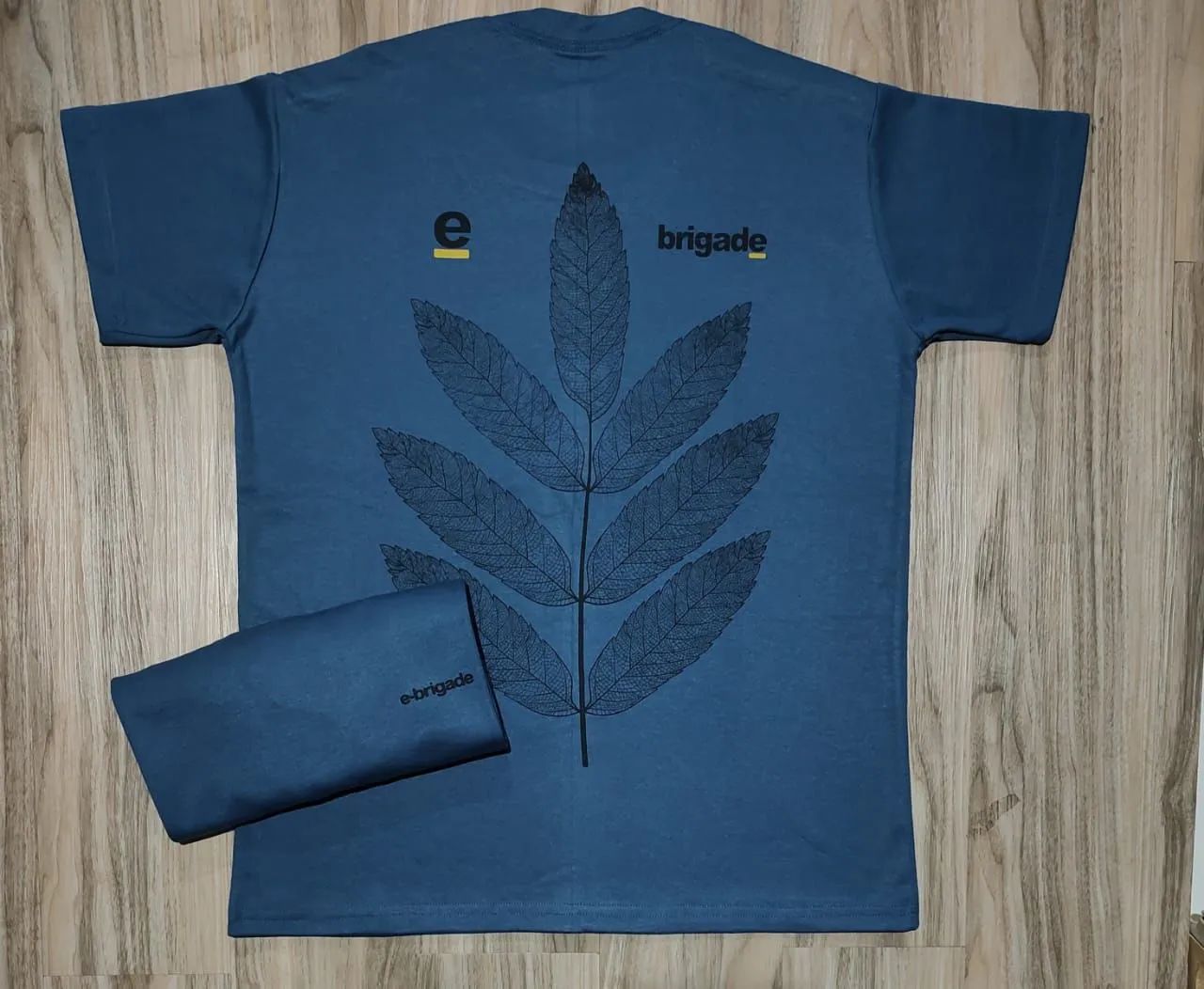 Camiseta Preta com Estampa de Palmeira - Foto 3