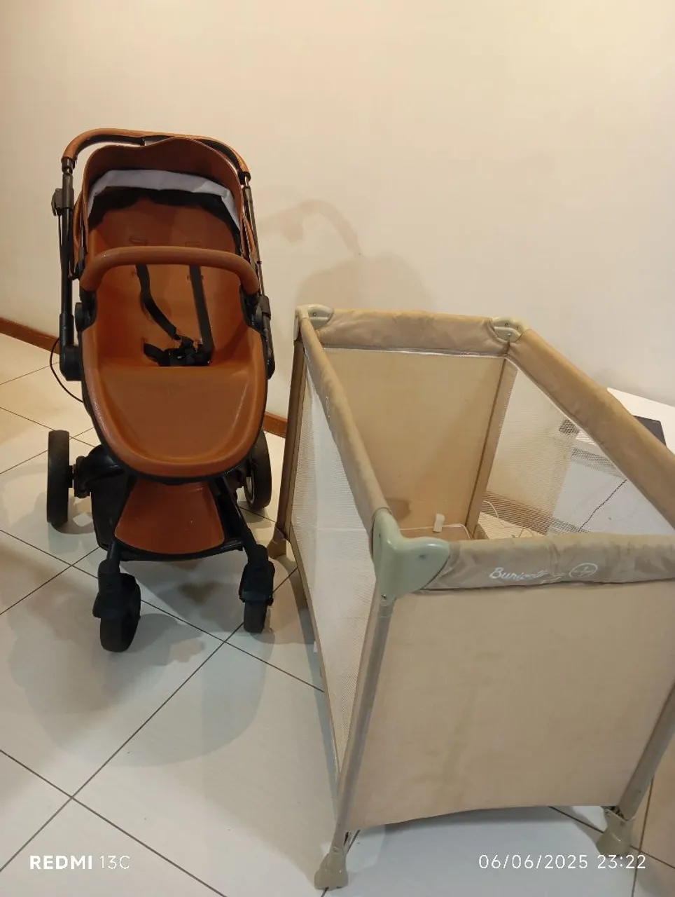 Carrinho de bebê e cercadinho