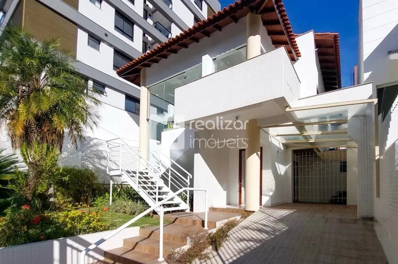 Casa de 3 quartos no bairro Centro.