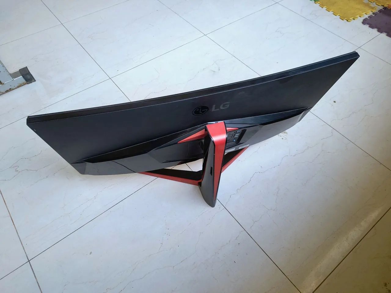 Monitor gamer LG de 34 polegadas com tela trincada no canto mas funcionando concerta . - Foto 3