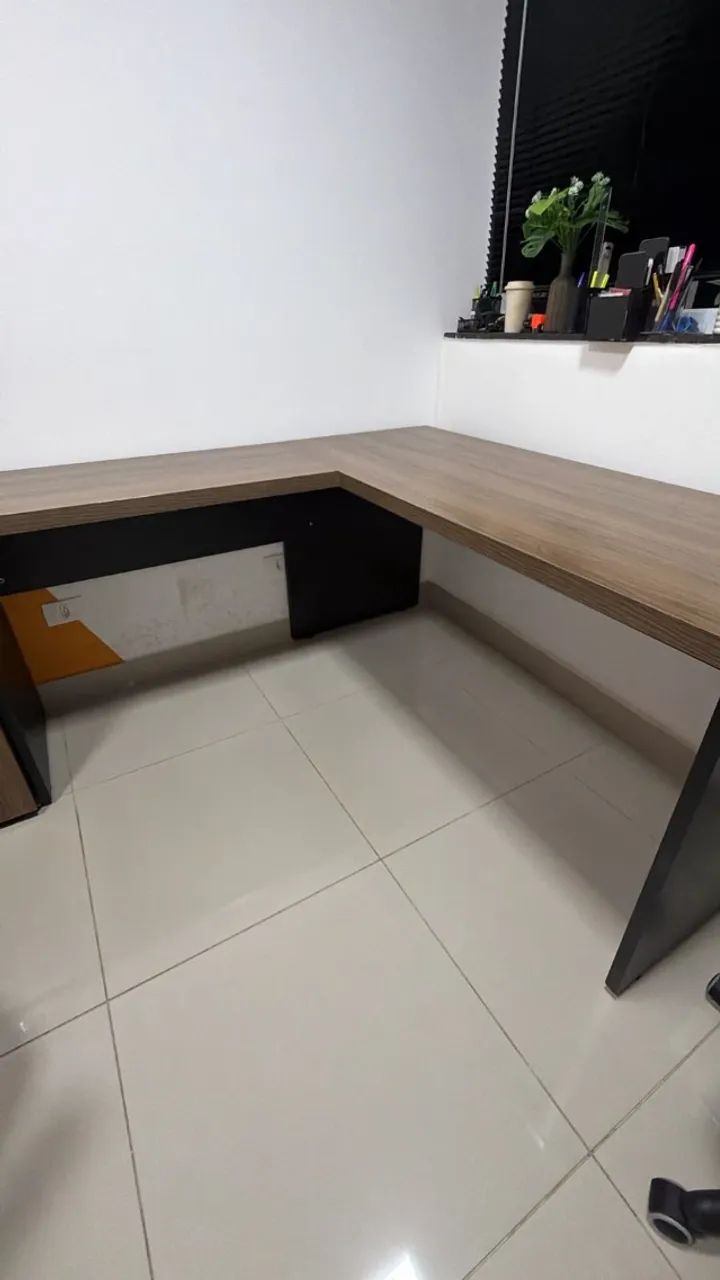 Mesa de escritório em L 