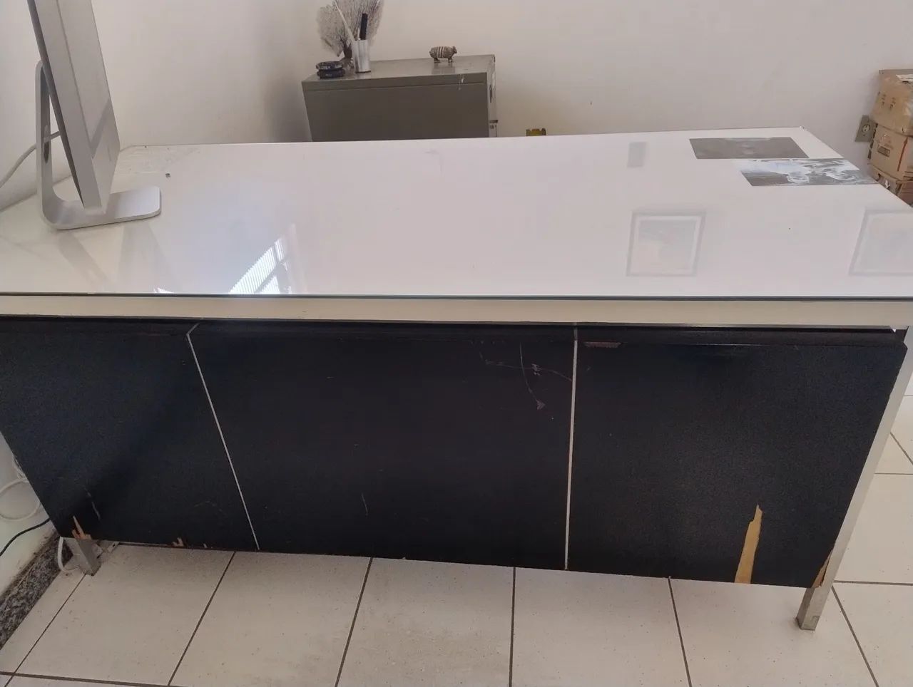 Mesa de escritório com tampa de vidro