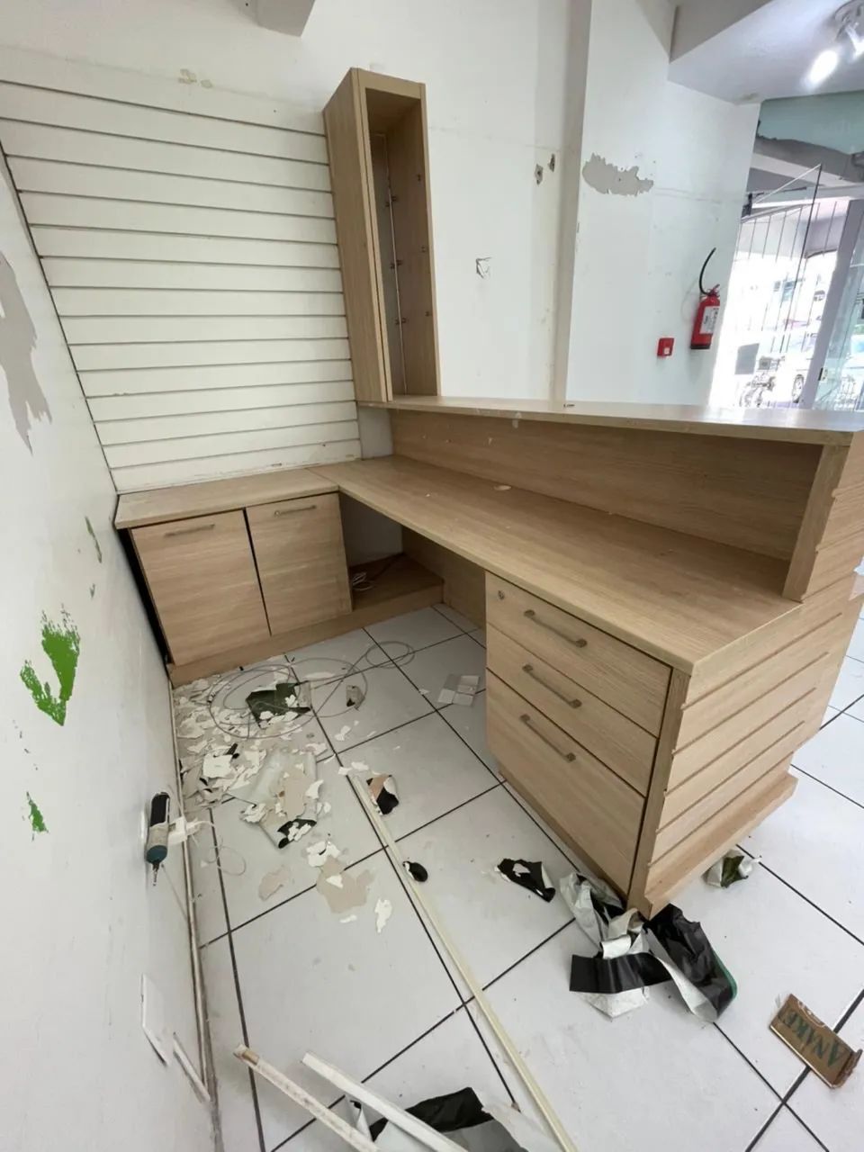 Conjunto de móveis para loja / balcão de atendimento com gavetas e armários - Foto 2