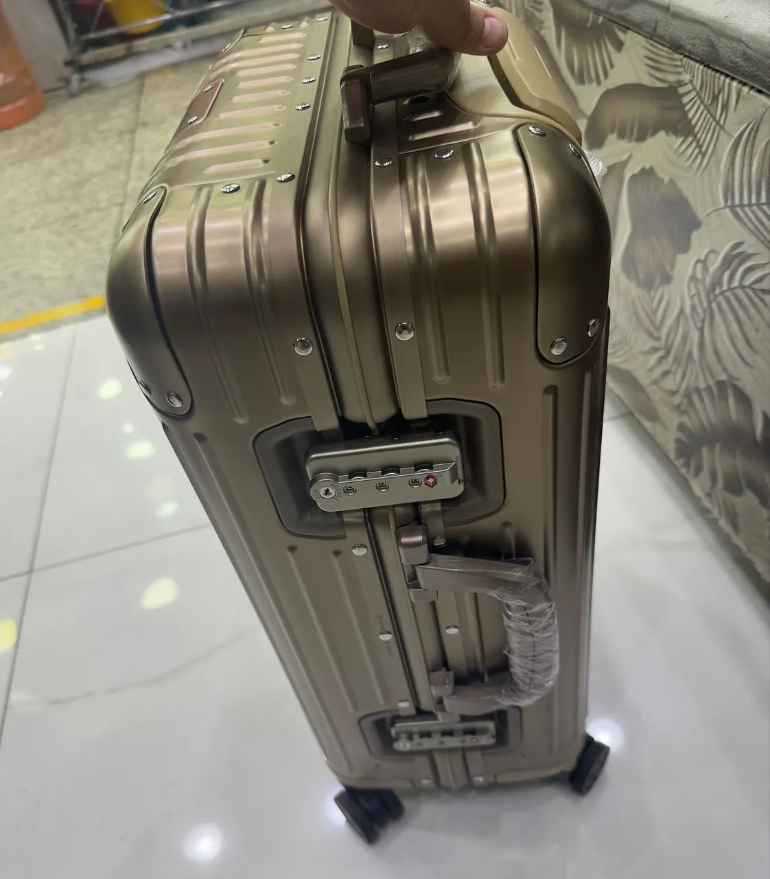 Mala de bordo Rimowa dourada nova  - Foto 4