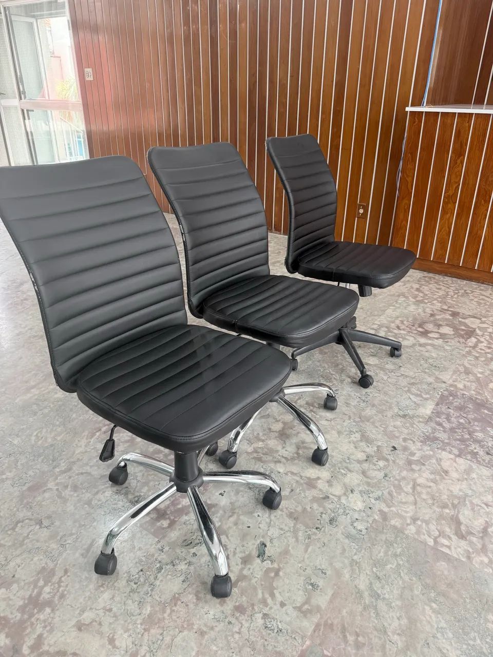 Cadeira Executiva Giratória Preta - Regulagem de Altura - R$ 190