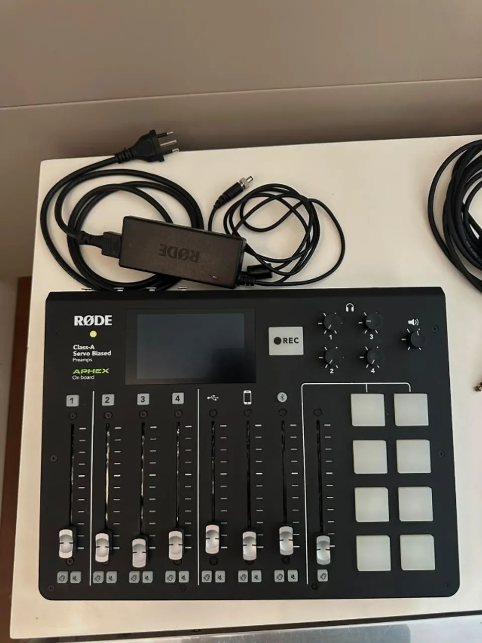 Mesa de Som RØDECaster Pro Original Completa com Caixa e Acessórios  - Foto 3