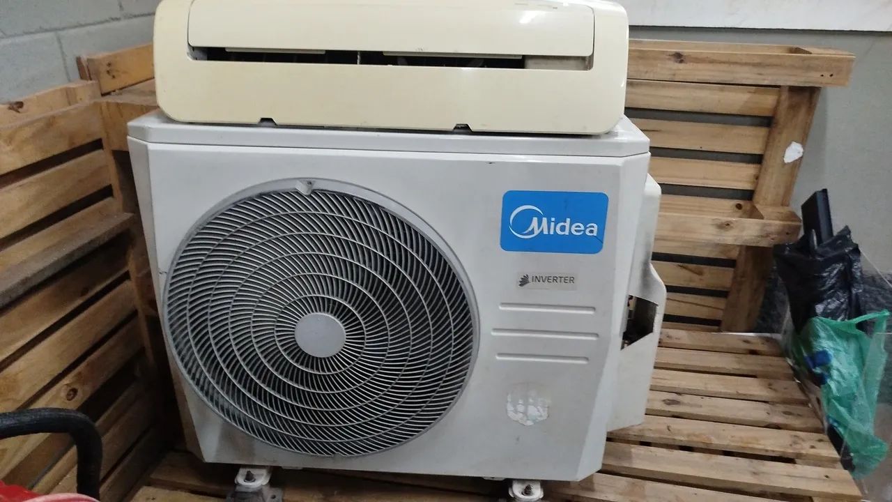 Ar condicionado multi-split 27.000 Btu's Midea com evaporadora de 9000 Btu's.