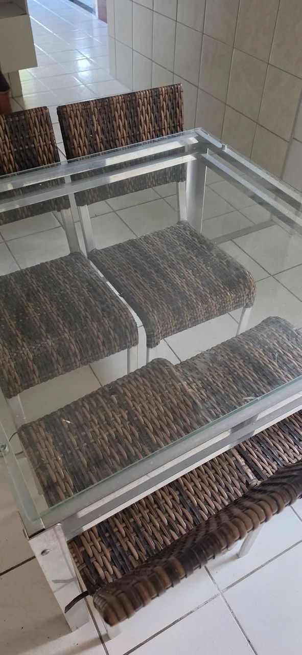 Mesa de vidro com 4 cadeiras 