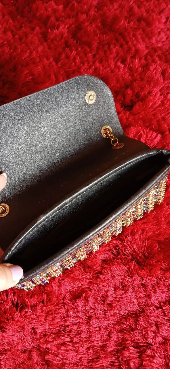 Bolsa Com Pedrarias e Alça Dourada Clube Divas. - Foto 2