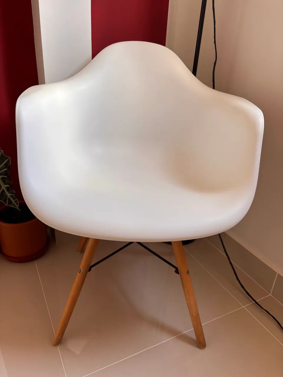 Cadeira Charles Eames com Braço Branca Polipropileno - Foto 2