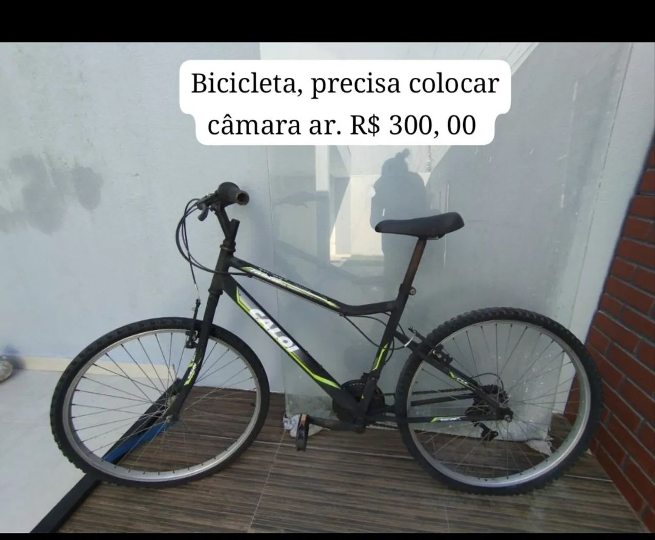Vende-se uma bicicleta.