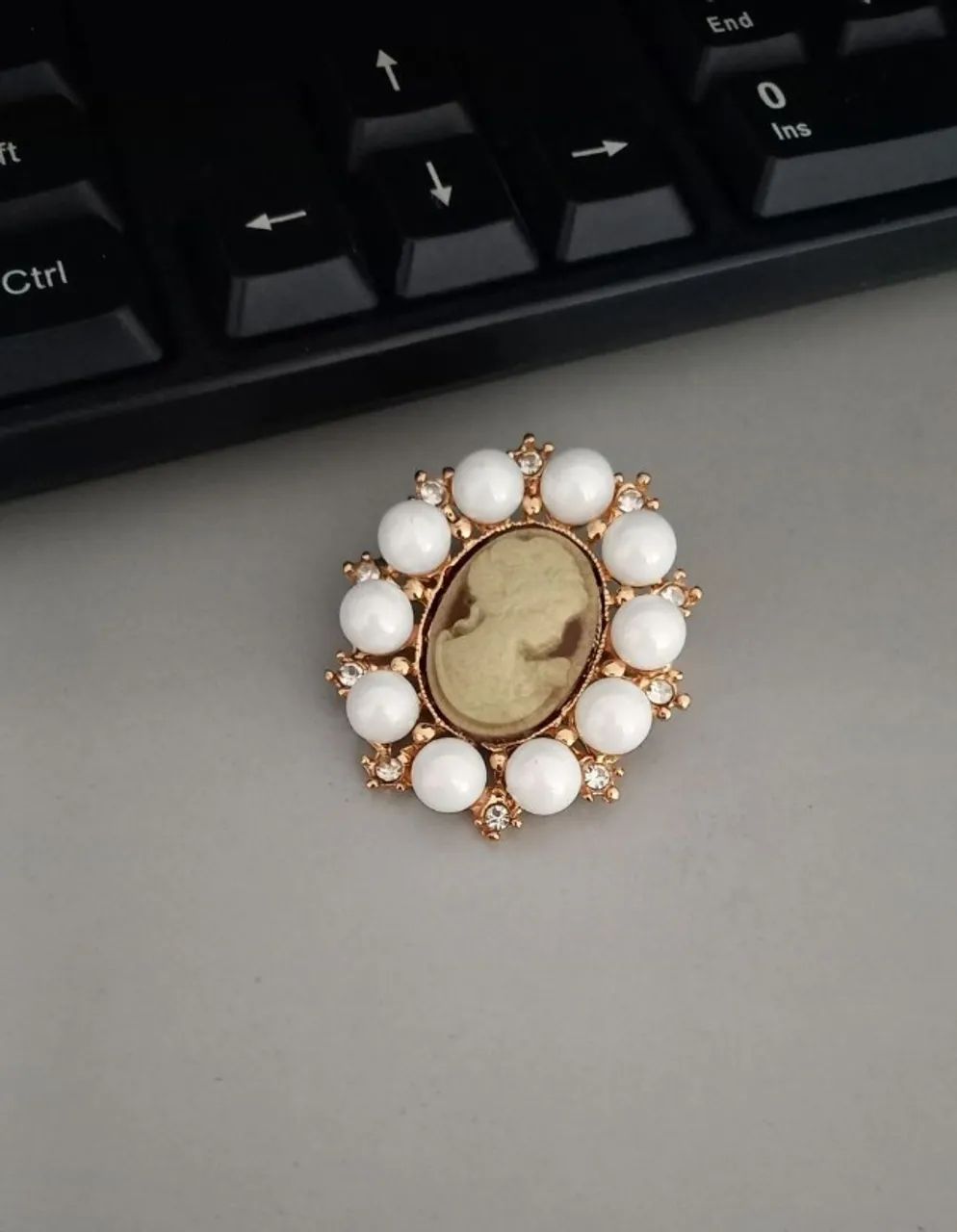 Broche de Camafeu Bege de Pérolas Brancas (novo) - Foto 4