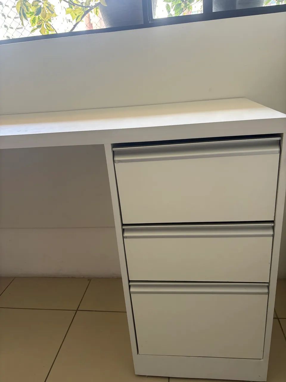 Escrivaninha nova com gavetas - Foto 2