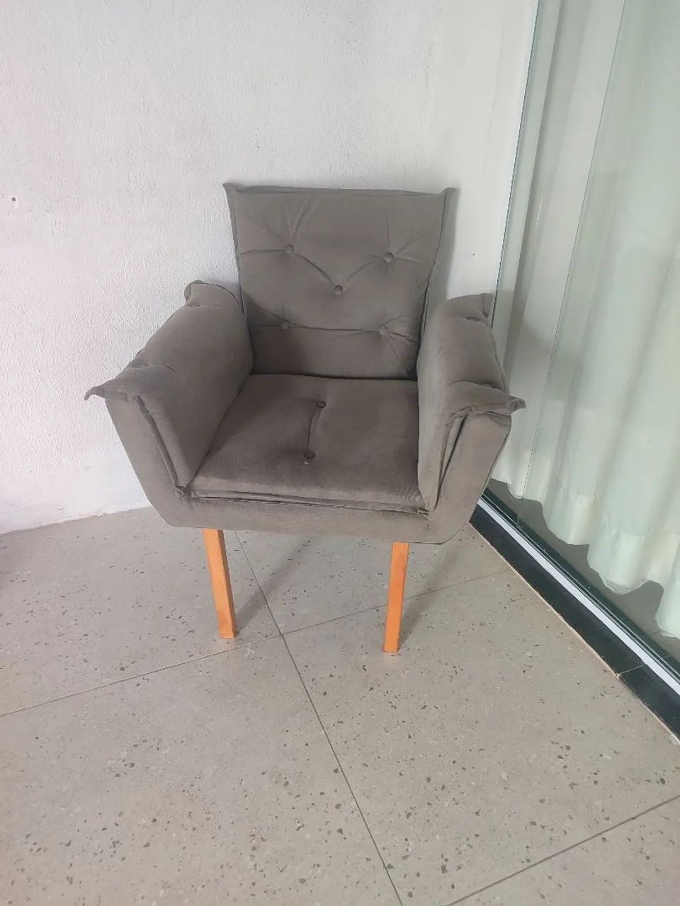  vende se 2 poltronas semi novas, apesar de ser usada estão sem marca de uso. - Foto 2