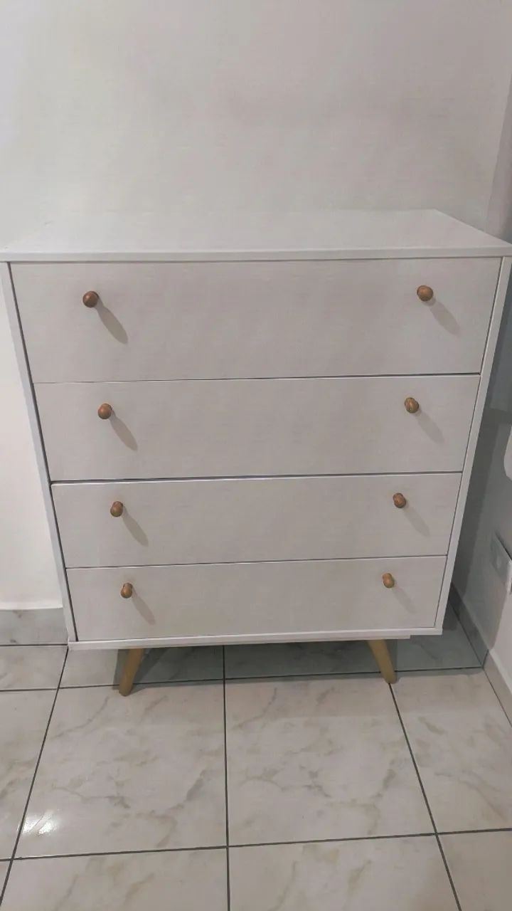 Cômoda com 4 gavetas