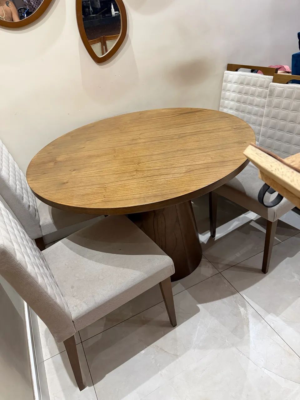 Mesa de madeira com 4 cadeiras - Foto 2