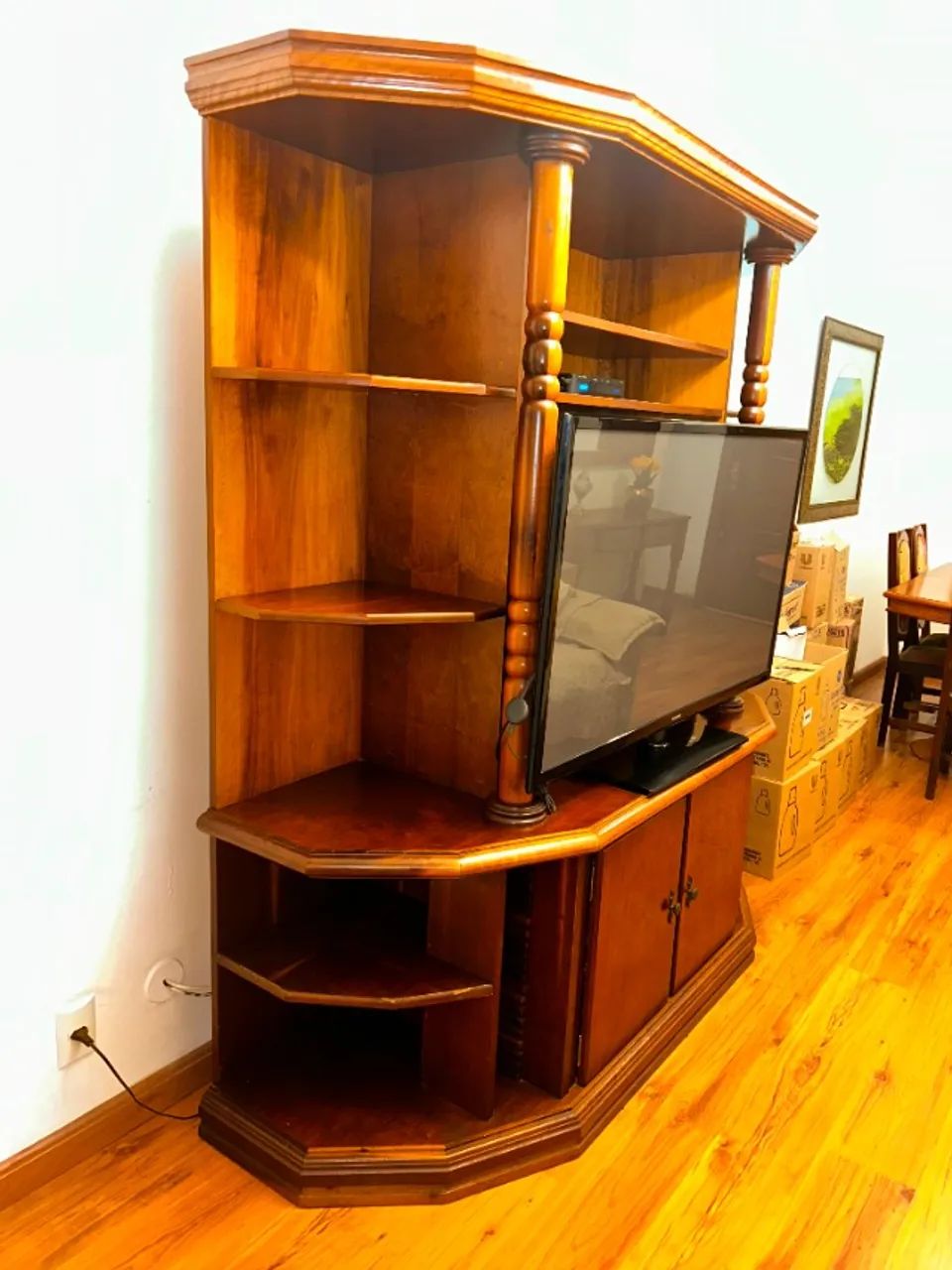 Estante de madeira maciça torneada para sala - Foto 2