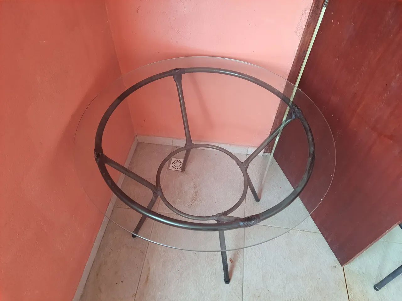 Mesa tampo de vidro de 1 metro de diâmetro com 4 cadeiras acolchoadas. - Foto 3