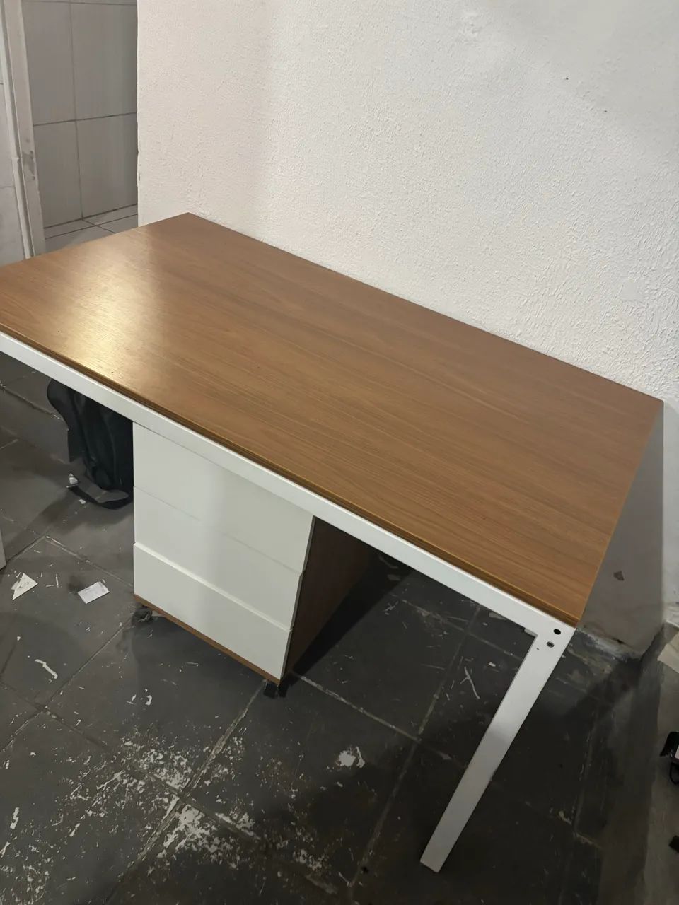 Mesa, gaveteiro e armário 