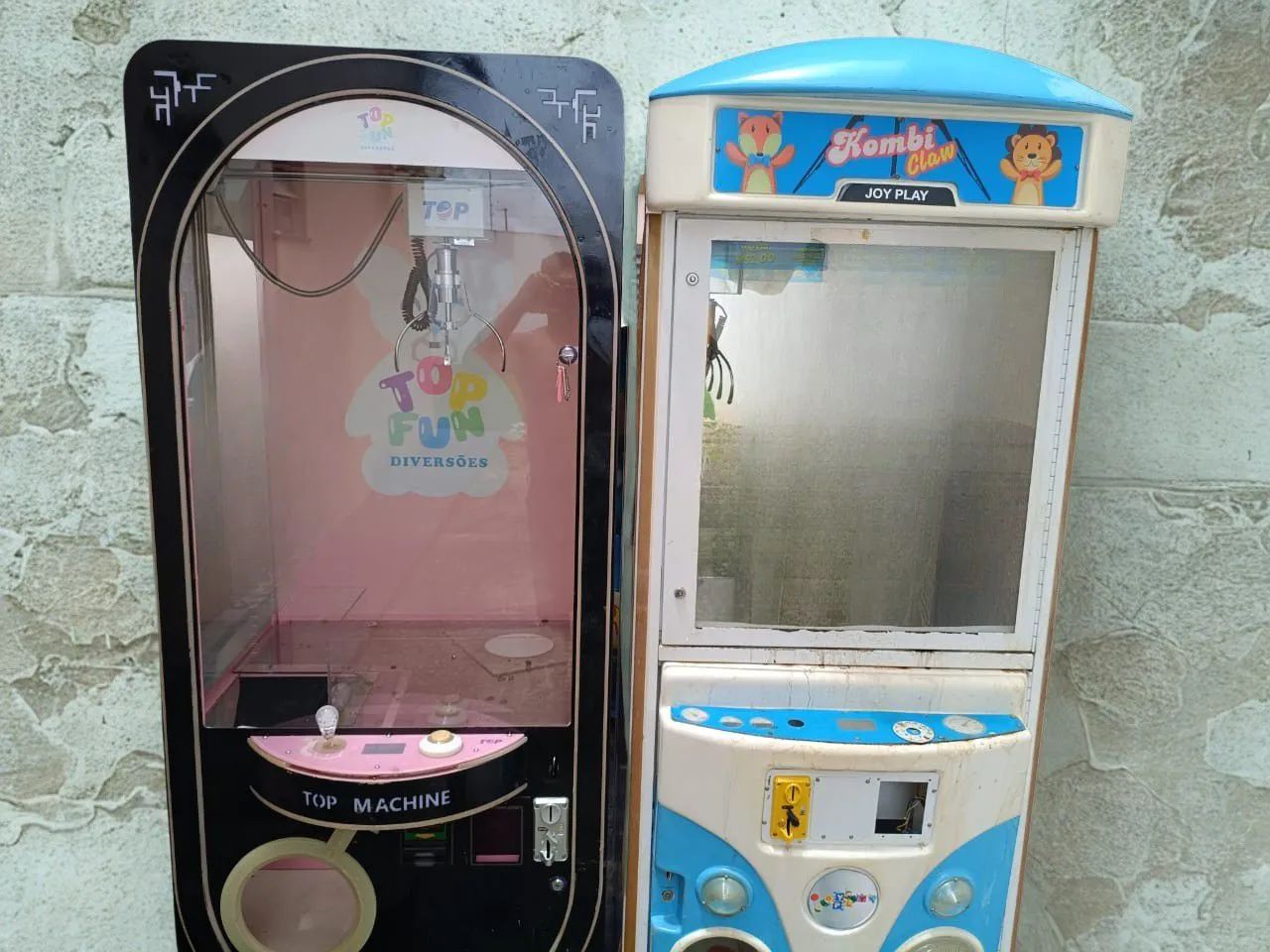 MÁQUINA DE BOLINHAS e DUAS GRUAS DE PELÚCIAS - Foto 2