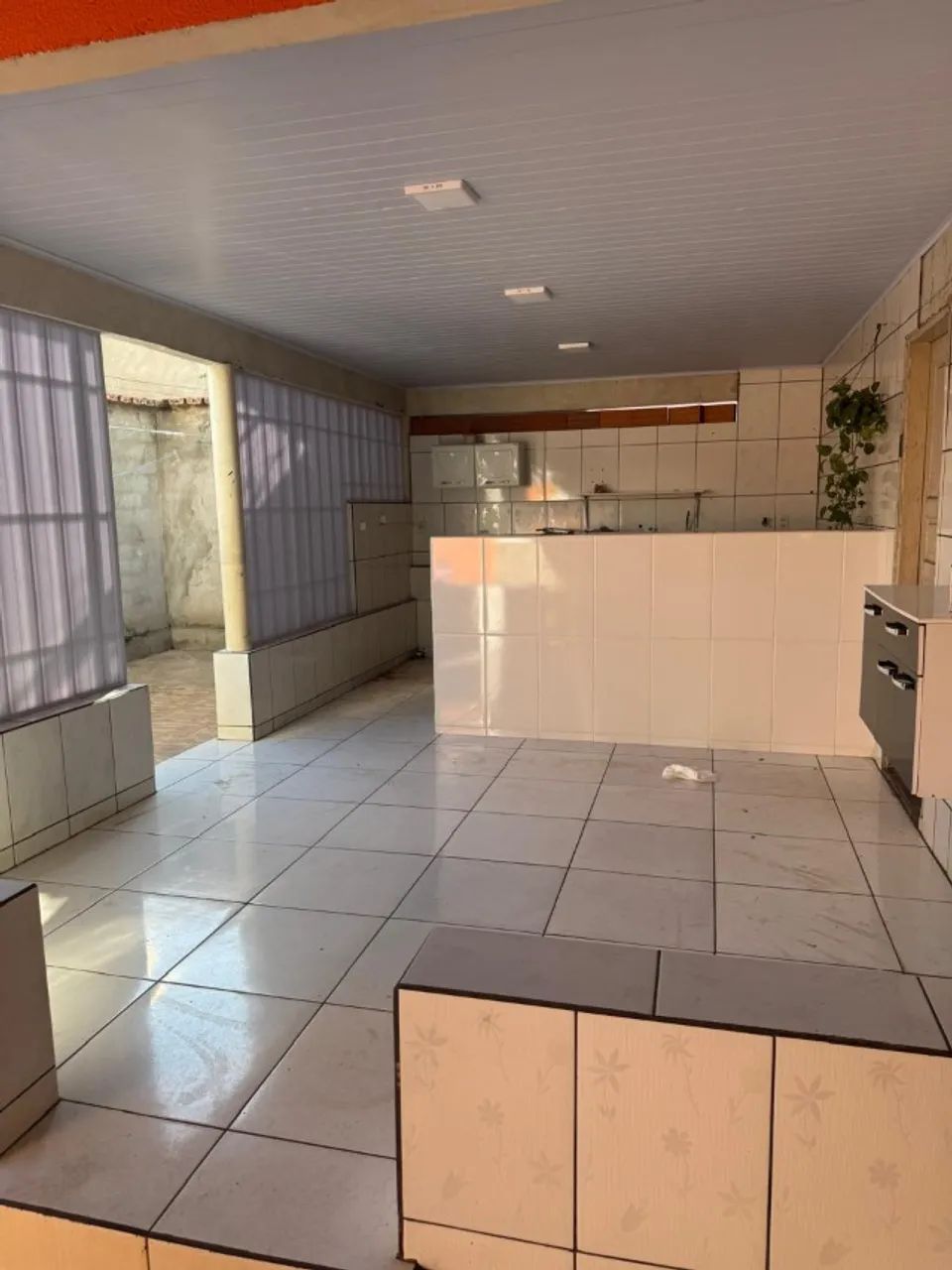 Casa Ampla no Setor Sudoeste em Goiânia com Edícula e Barracão de 3 Cômodos nos fundos - Foto 4